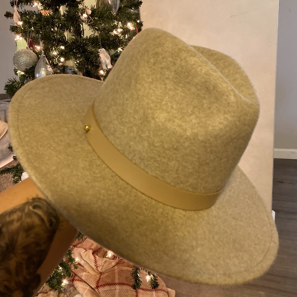Lack of color hat - NWT - beige and gold - amazing hat!